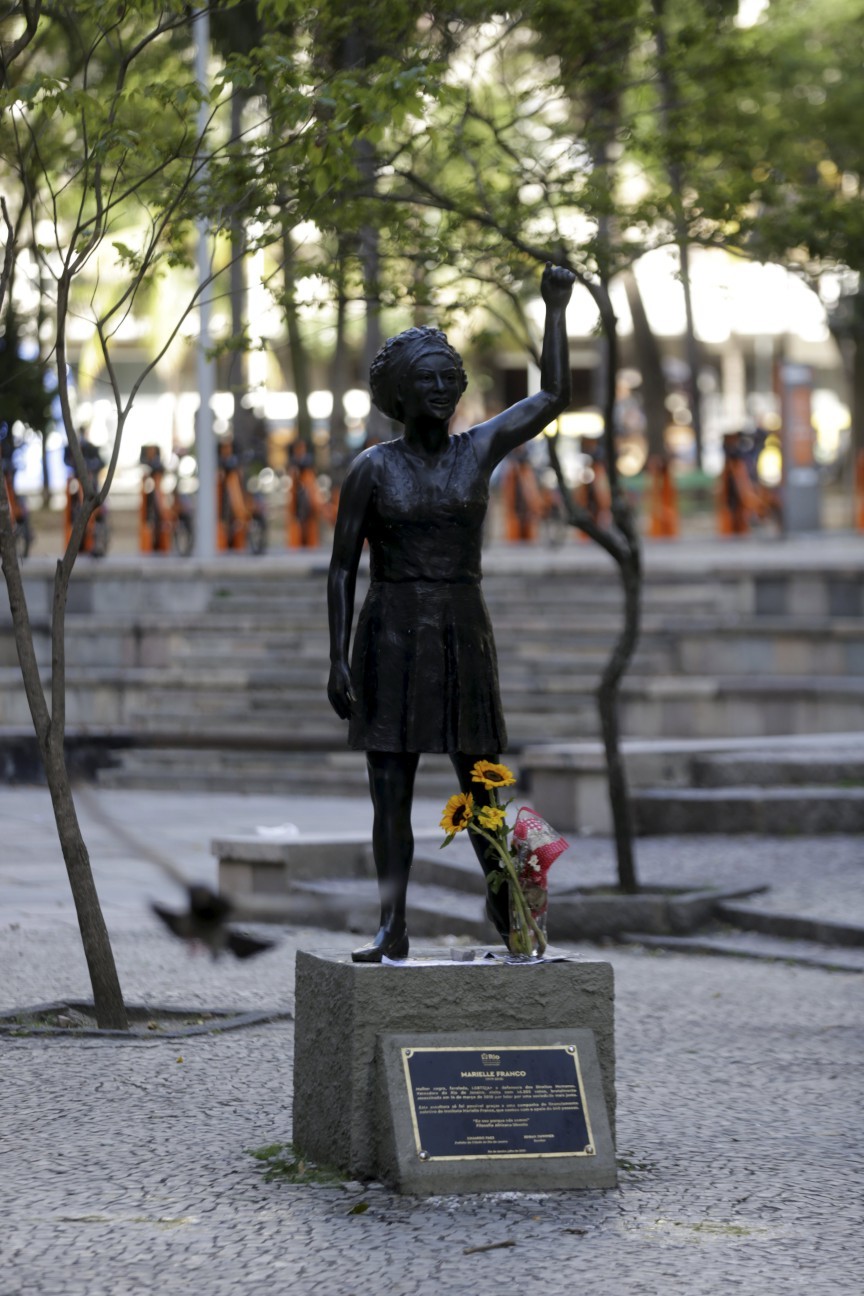 Vaso com flores foi colocado na estátua de Marielle no Buraco do Lume, no Centro  — Foto: Domingos Peixoto / Agência O Globo