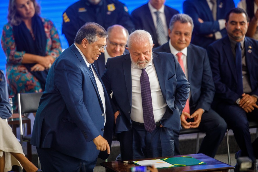 O ministro Flávio Dino e o presidente Lula participam de cerimônia de Lançamento do Programa de Ação na Segurança no Palácio do Planalto.