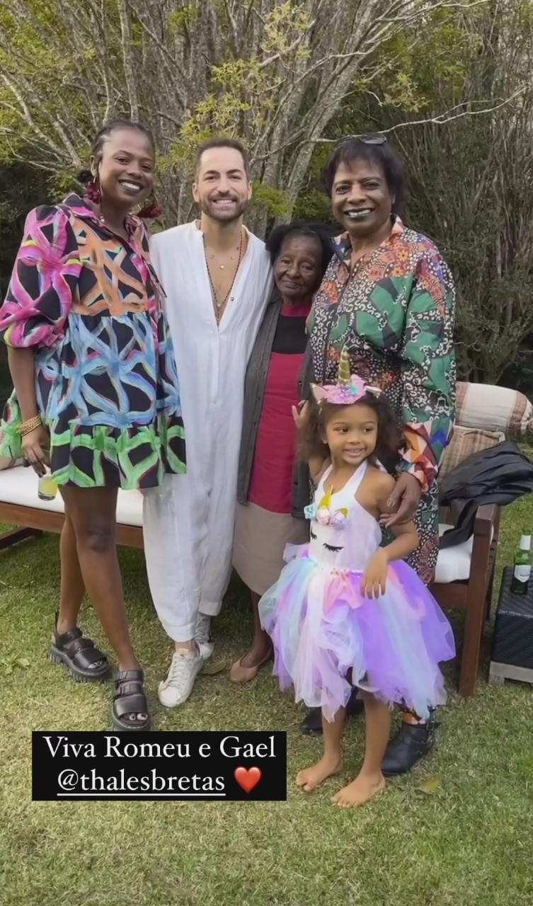 A apresentadora e presidente do Instituto de Identidades do Brasil, Luana Génot, e a família na festa de aniversário de Gael e Romeu — Foto: Reprodução: Instagram
