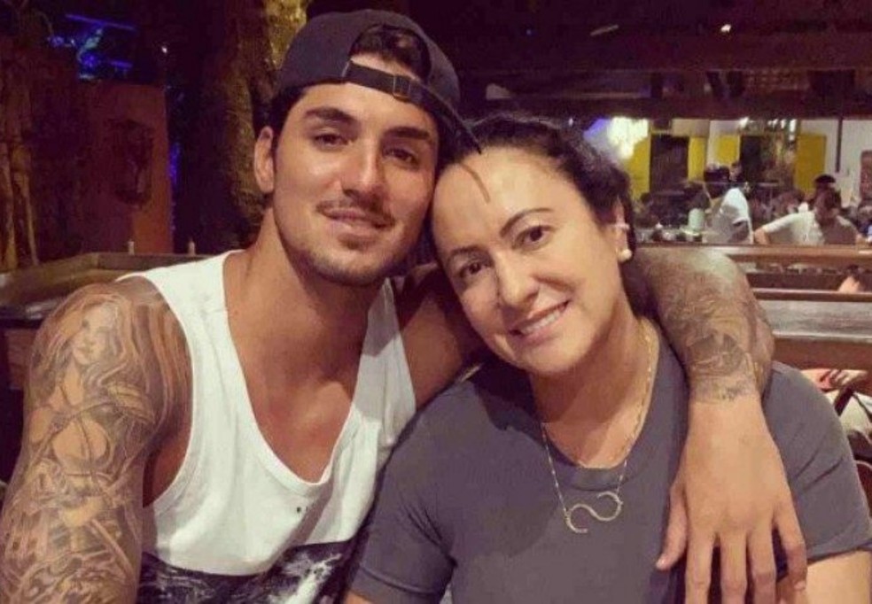 Gabriel Medina com a mãe, Simone Medina — Foto: Reprodução Instagram