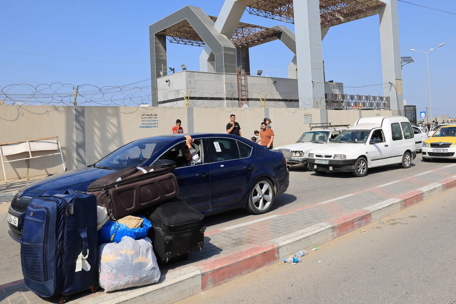 Palestinos com passaportes estrangeiros chegam à passagem de Rafah, entre a Faixa de Gaza e o Egito — Foto: Said Khatib/AFP