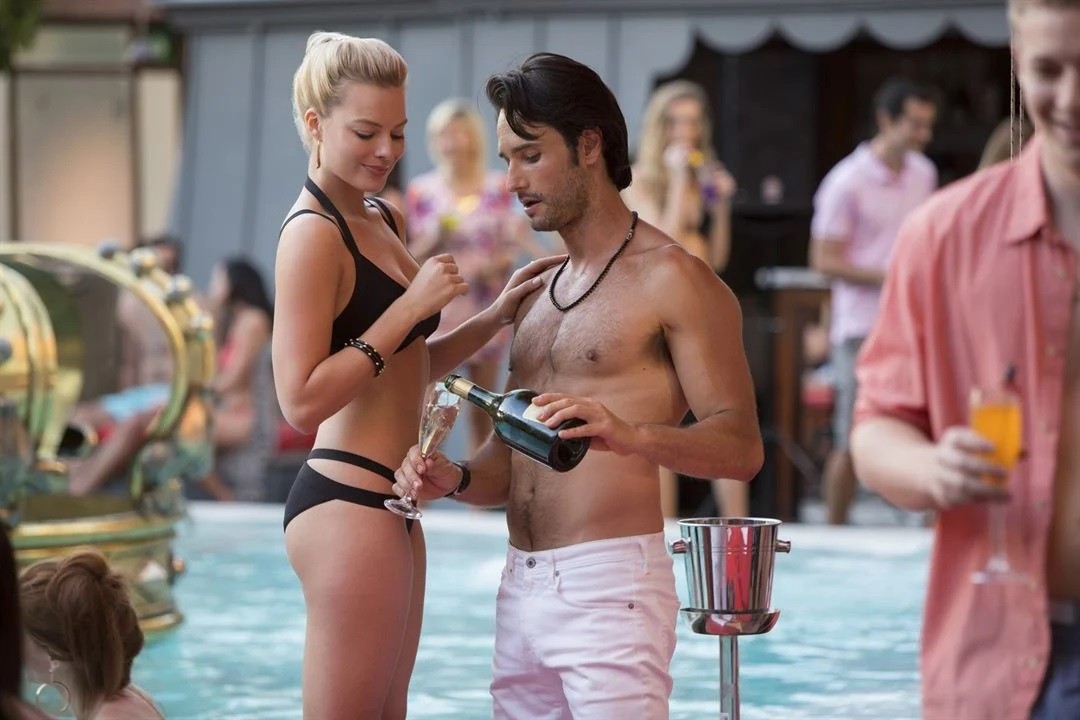 Margot Robbie e Rodrigo Santoro em cena de "Golpe duplo" (2015) — Foto: Divulgação