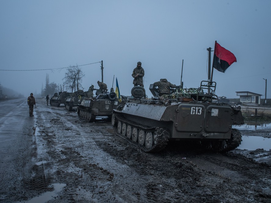 Soldados ucranianos se afastam de Kherson para descansar e consertar veículos; bandeira vermelha e preta foi usada por guerrilheiros ucranianos que lutaram contra a Alemanha nazista e a União Soviética na Segunda Guerra Mundial