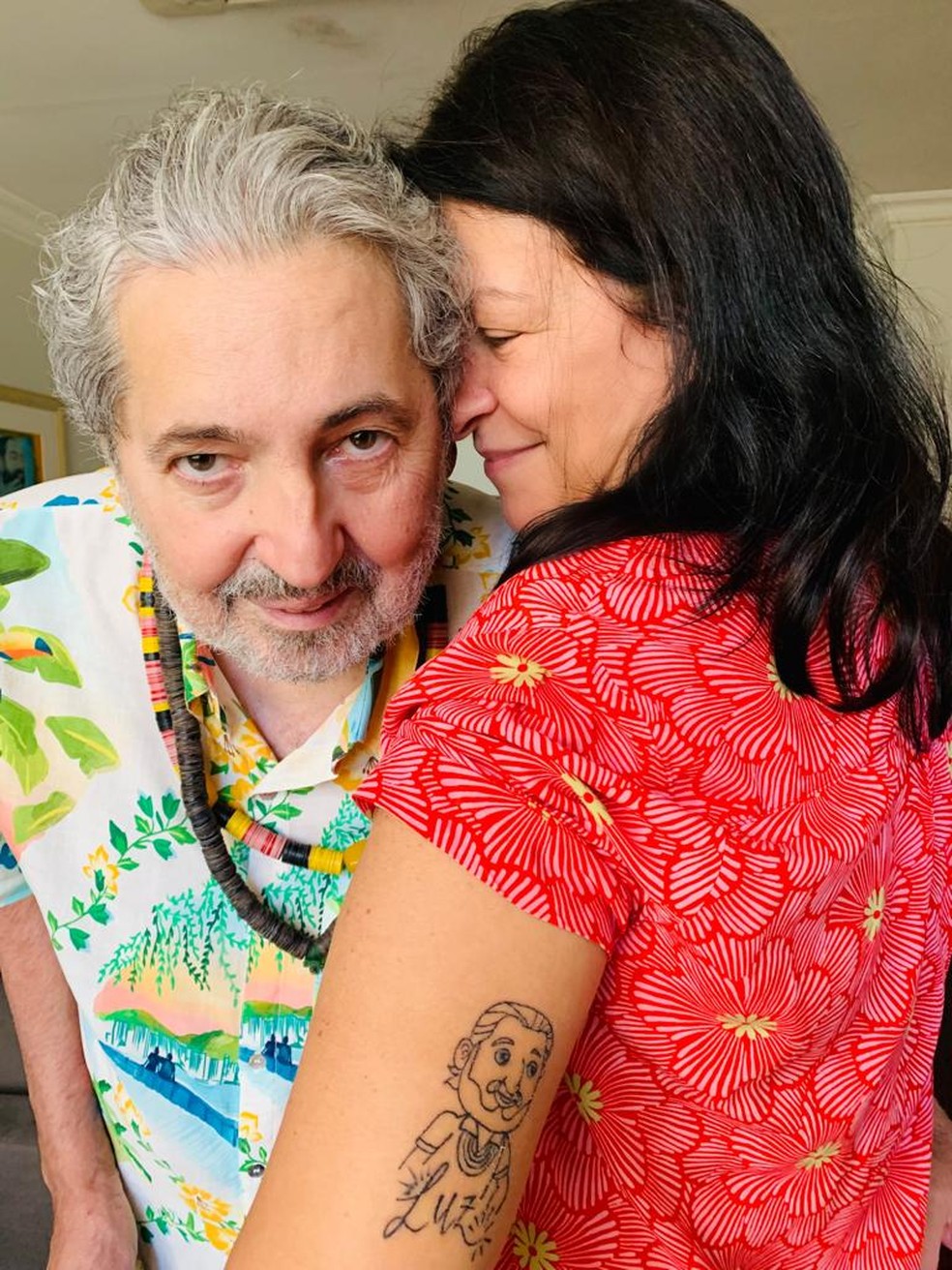 Moacyr Luz e a companheira, Marluci Martins, que tatuou imagem do marido no antebraço direito — Foto: Maria Fortuna