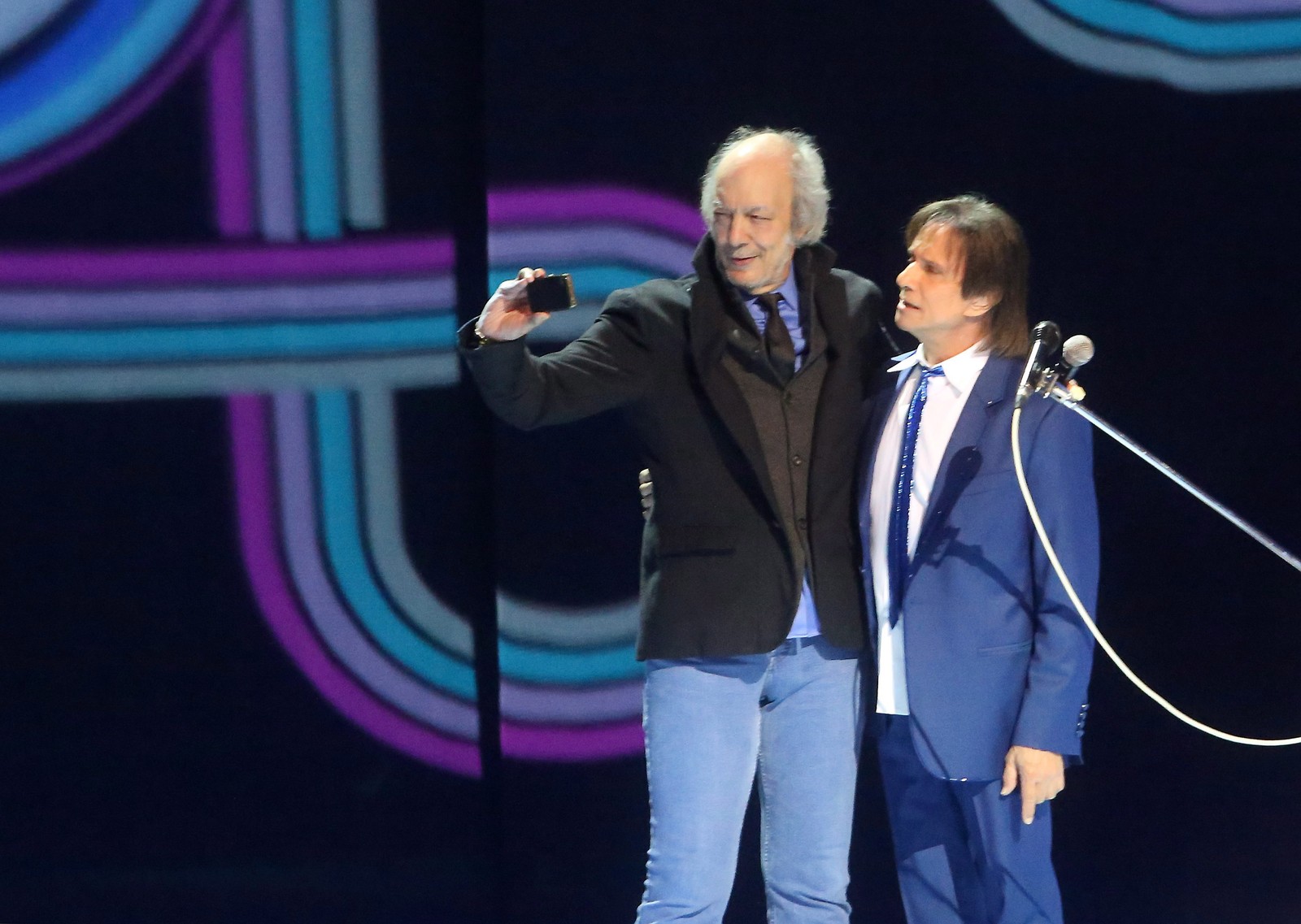 Erasmo faz uma selfie com o amigo Roberto Carlos durante show especial de Natal, em 2015 — Foto: Marcos Ramos