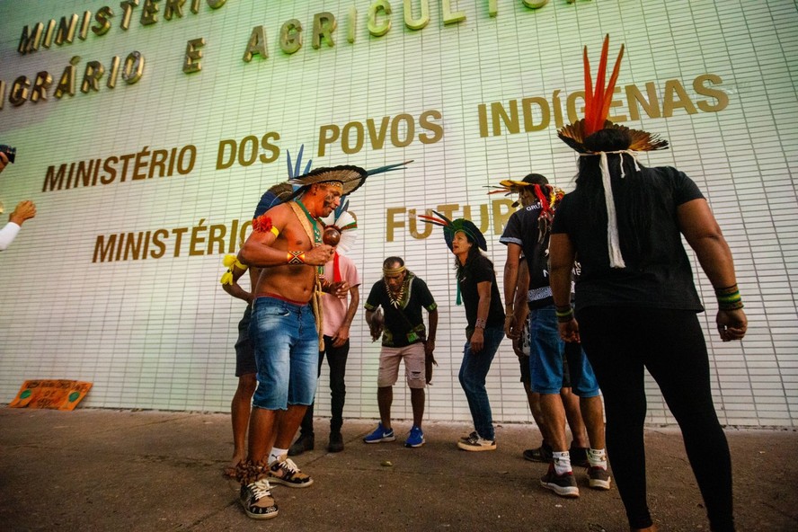 Indígenas protestam na Esplanada dos Ministérios contra o marco temporal