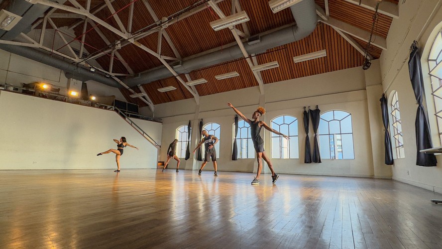 Bailarinos residentes no Centro Coreográfico da Cidade do Rio de Janeiro ensaiam numa das salas