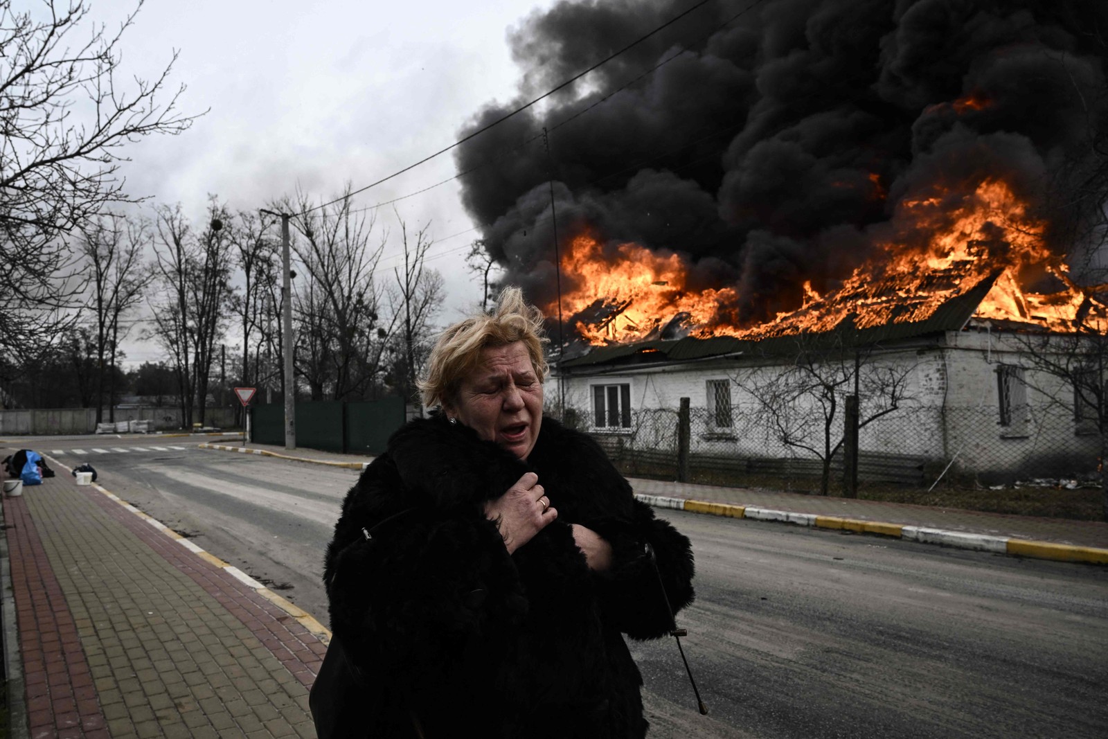 Residência em chamas na cidade de Irpin — Foto: Aris Messinis / AFP