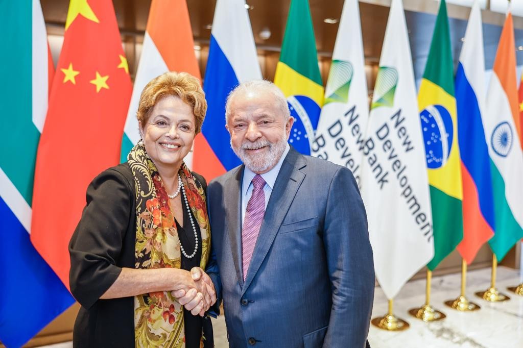 Presidente Lula cumprimenta a ex-presidente Dilma Rousseff na posse da petista no comando do Banco dos Brics, em Xangai — Foto: Ricardo Stuckert