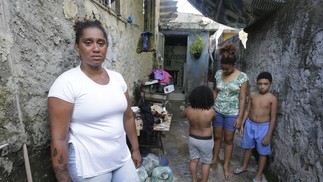 Desde a última enchente, há dois anos, só sobraram dois móveis, que ela usa como guarda-roupa. O que a enxurrada anterior levou Viviane não pôde repor. — Foto: Domingos Peixoto