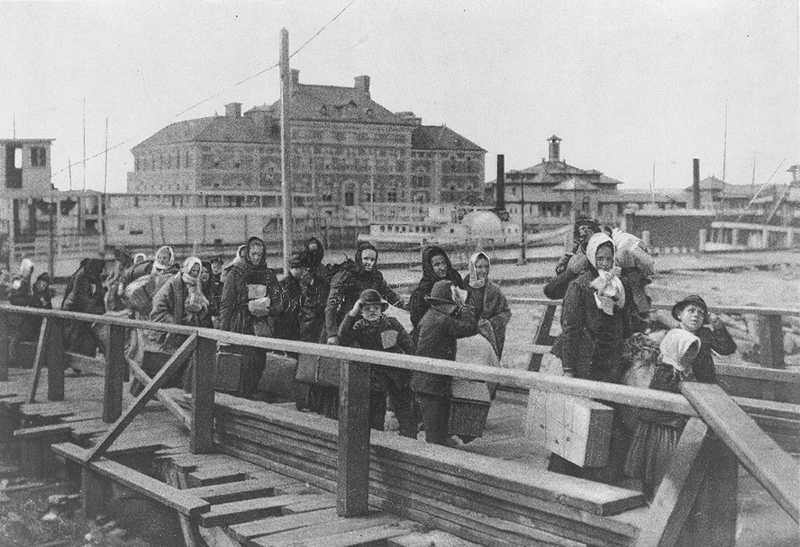 Imigrantes chegando a Ellis Island em 1902