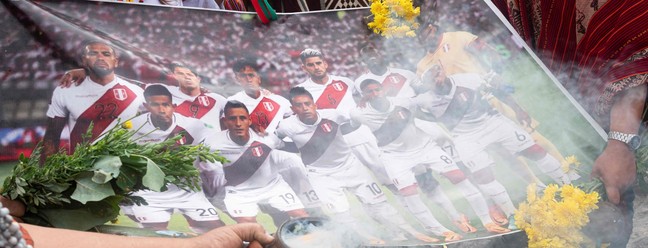 Xamãs peruanos realizam um ritual em Lima em apoio à seleção do Peru na repescagem contra a Austrália — Foto: CRIS BOURONCLE/AFP