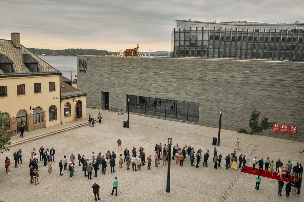 Visitantes em fila para entrar no Museu Nacional, novo complexo na capital norueguesa — Foto: David B. Torch/The New York Times