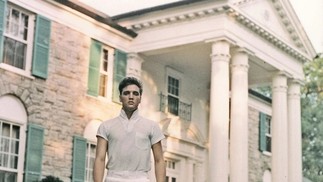 Elvis Presley em frente à mansão Graceland, em Memphis, Tennessee, onde viveu por 20 anos, até sua morte em 1977 — Foto: Reprodução