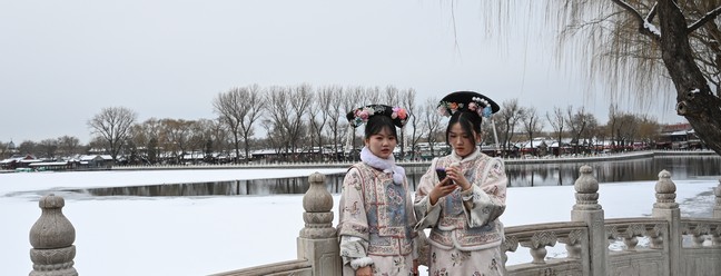 Celebrações do Ano Novo Chinês em meio à neve — Foto: JADE GAO / AFP