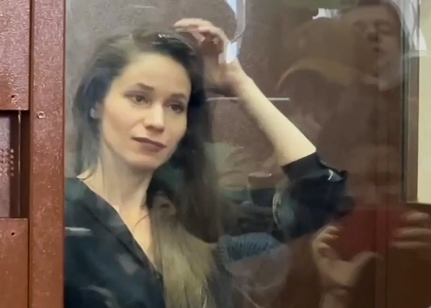 Detida, jornalista Antonina Kravtsova acompanha audiência em tribunal de Moscou