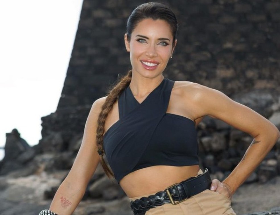 Pilar Rubio tem um canal no Youtube no qual ela mesma posta parte da sua rotina fitness — Foto: Reprodução