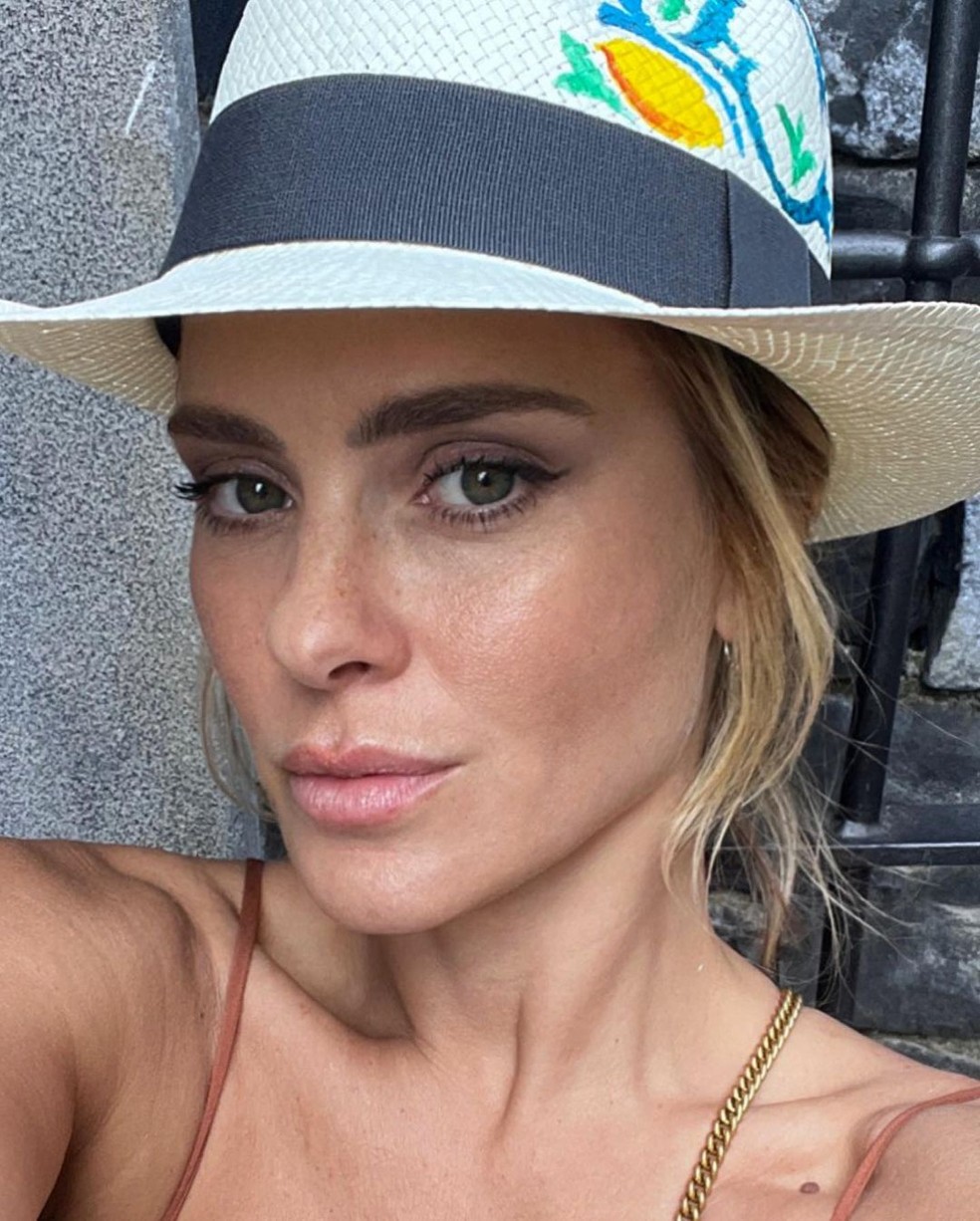 Carolina Dieckmann faz selfie com chapéu panamá — Foto: Reprodução/Instagram