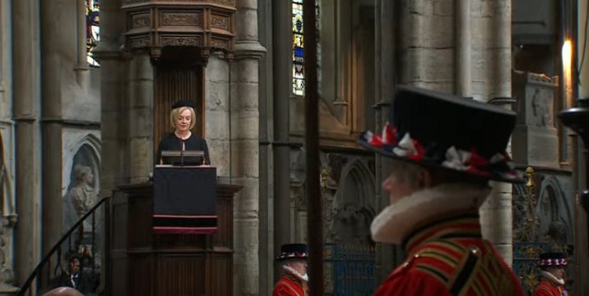 Primeira-ministra do Reino Unido, Liz Truss, faz leitura no funeral da rainha Elizabeth II — Foto: Reprodução