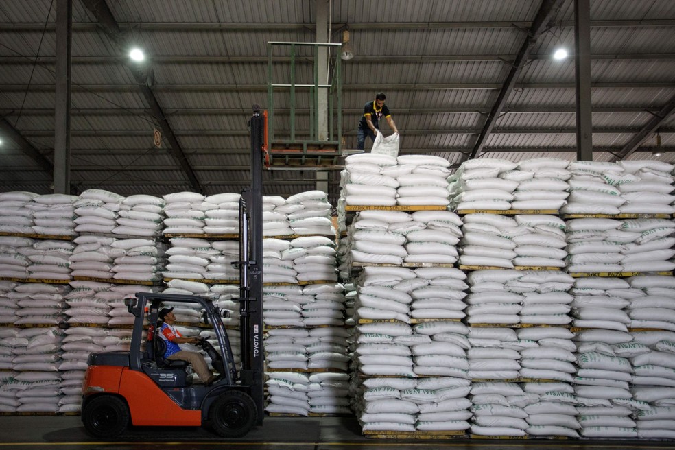Estoque de sacas de arroz; cereal é vital para as dietas de bilhões de pessoas na Ásia e na África — Foto: Samsul Said/Bloomberg