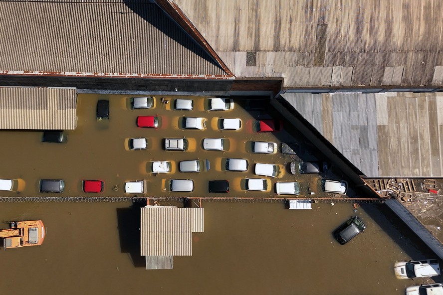 Carros submersos em um estacionamento inundado em Porto Alegre