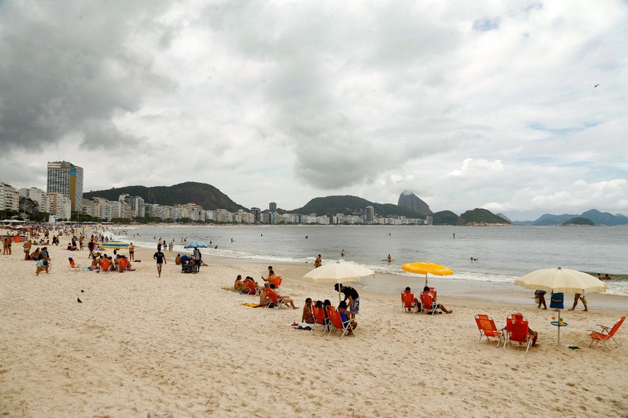 Um dia nublado na praia de Copacabana, Zona Sul do Rio