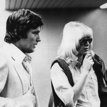 Alain Delon (ator) - No aeroporto do Galeão com Mireille Darc — Foto: Arquivo / Agência O Globo