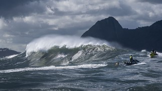 Surfistas em ação na Laje da Besta, na Baía da Guanabara — Foto: Yana Vaz/Divulgação