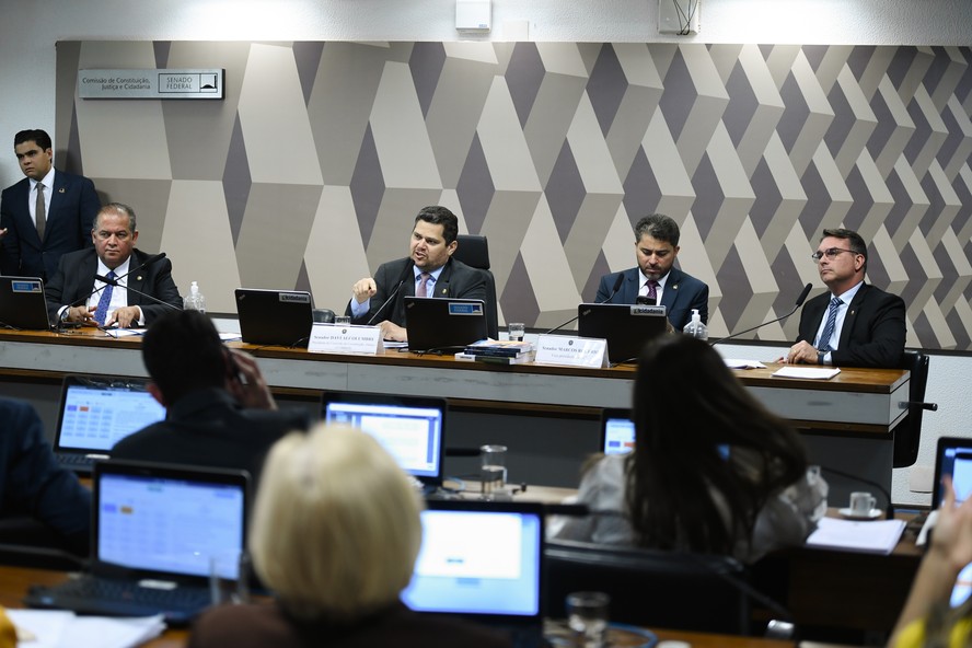 Senadores durante reunião da CCJ