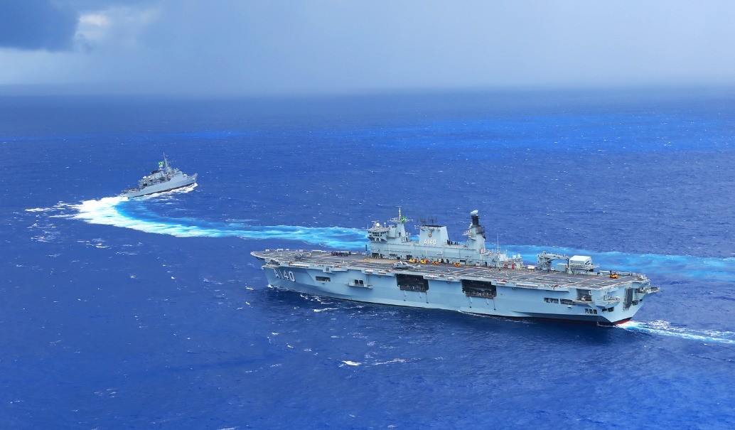 Quando se chamava HMS Ocean, navio britânico foi empregado no Iraque e em Serra Leoa — Foto: Divulgação Marinha