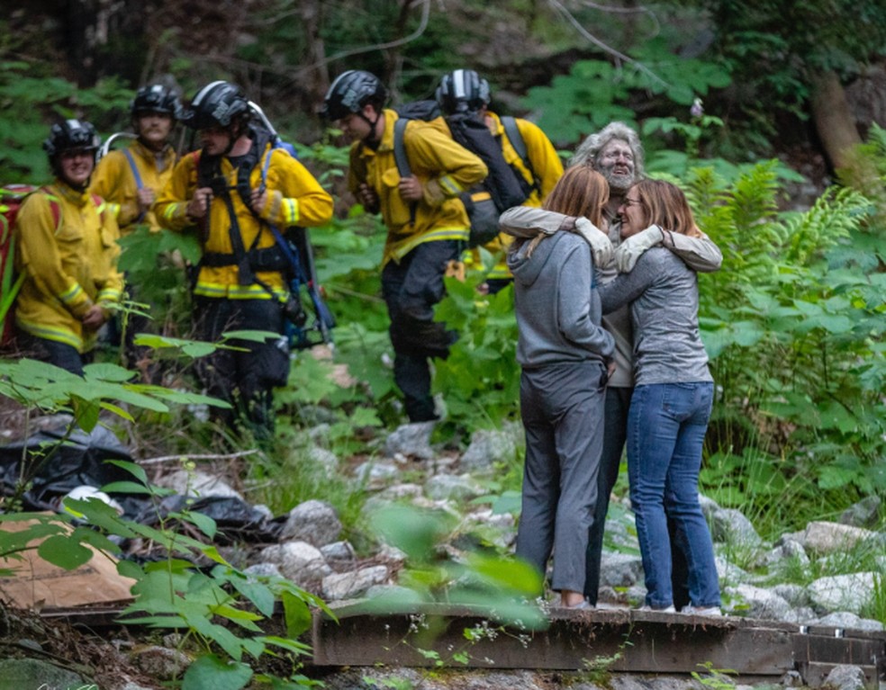 Americano reencontra parentes após ser resgatado em montanhas da Califórnia — Foto: SLV Steve