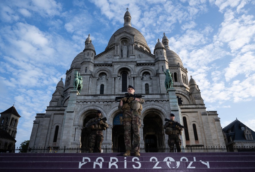 Soldados franceses em frente à basílica da Sacré-Coeur, em Paris
