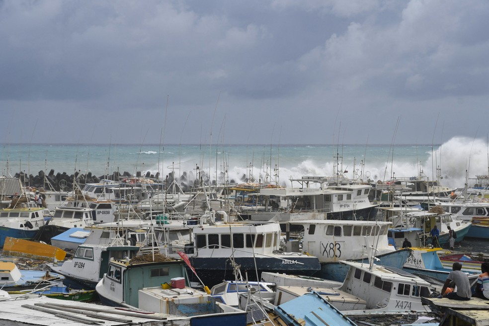 Dezenas de embarcações danificadas em Barbados — Foto: Randy Brooks / AFP