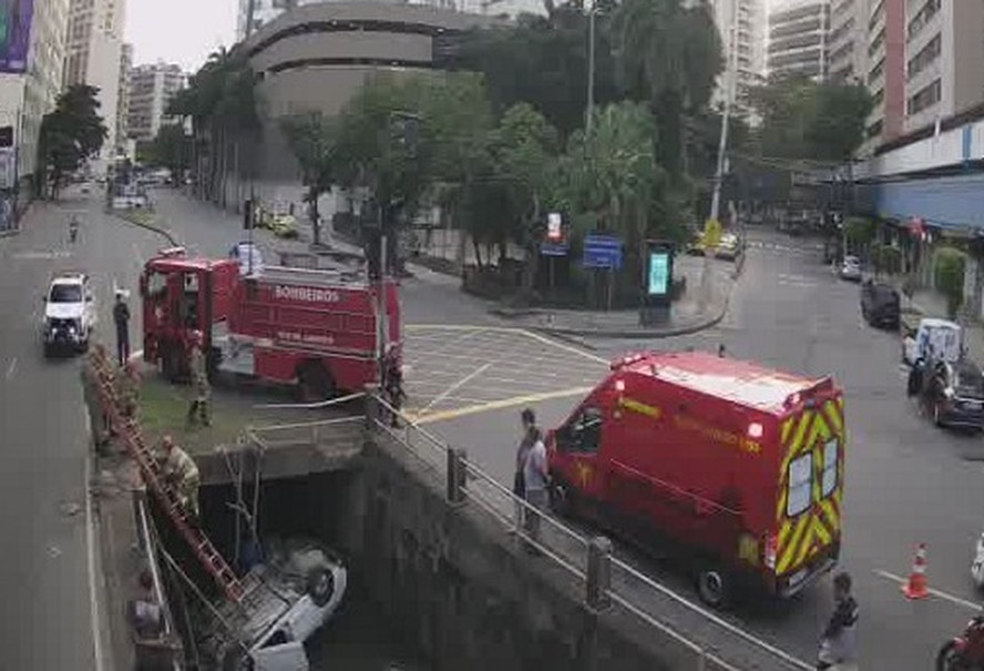 Carro cai em rio na Avenida Maracanã, na altura do Shopping Tijuca