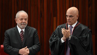 Lula ao lado do ministro Alexandre de Moraes — Foto: EVARISTO SA / AFP