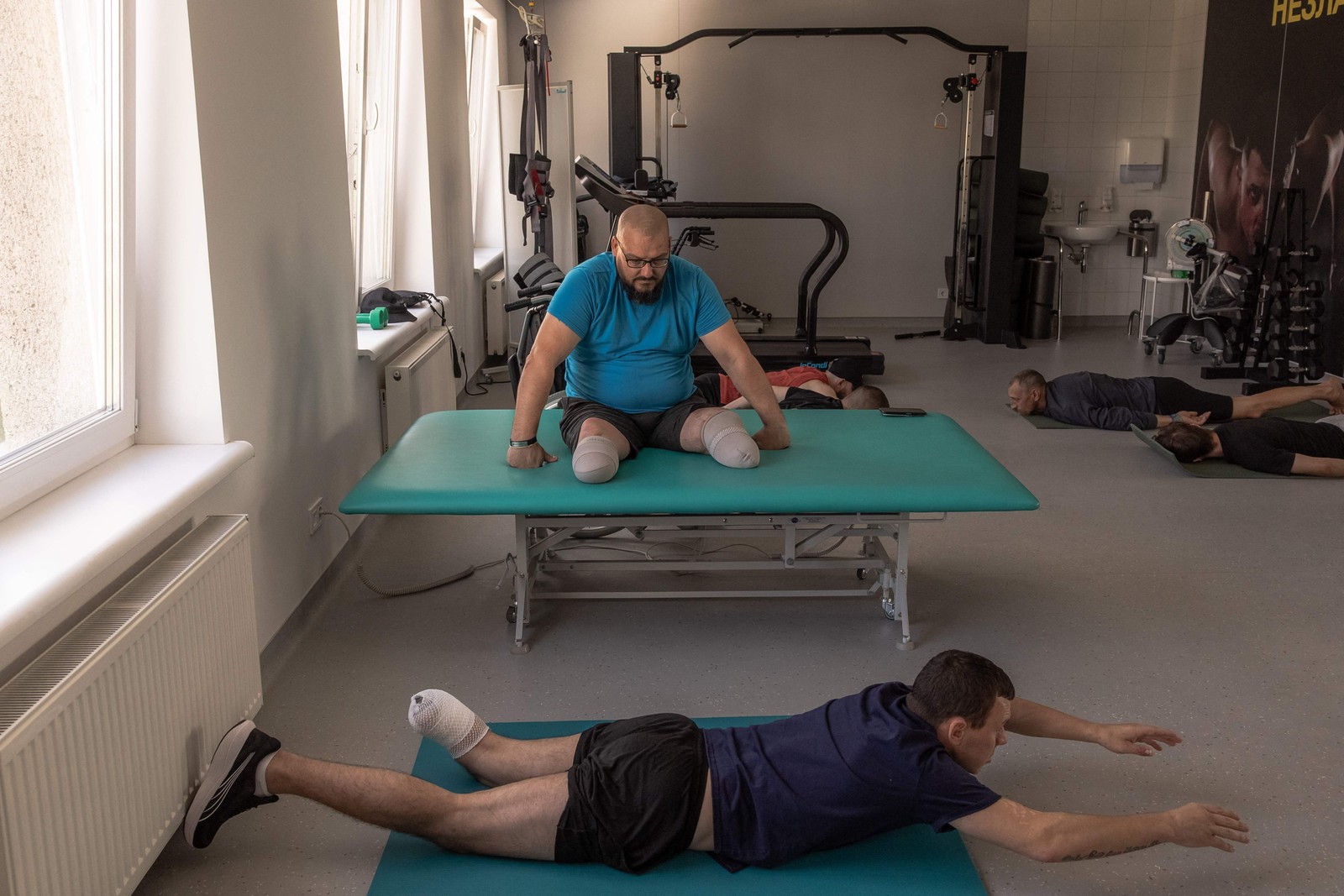 Soldados ucranianos amputados fazem fisioterapia no Centro Nacional de Reabilitação Ininterrupto em Lviv — Foto: Roman PILIPEY / AFP