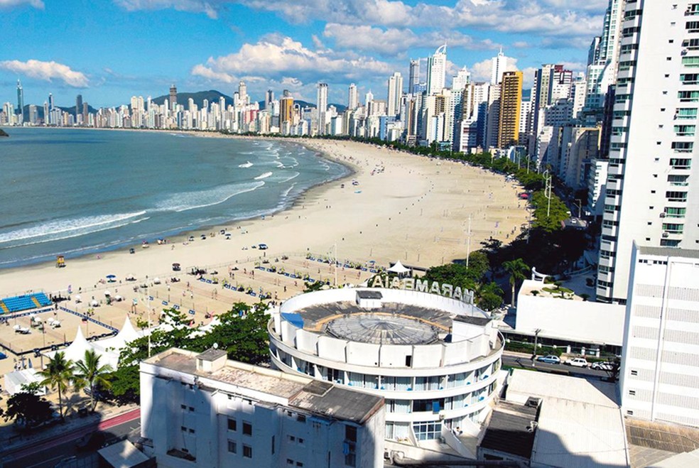 Balneário Camboriú, no litoral catarinense: investimento em imóveis mais acelerado do que em esgoto — Foto: Prefeitura de Balneário Camboriú