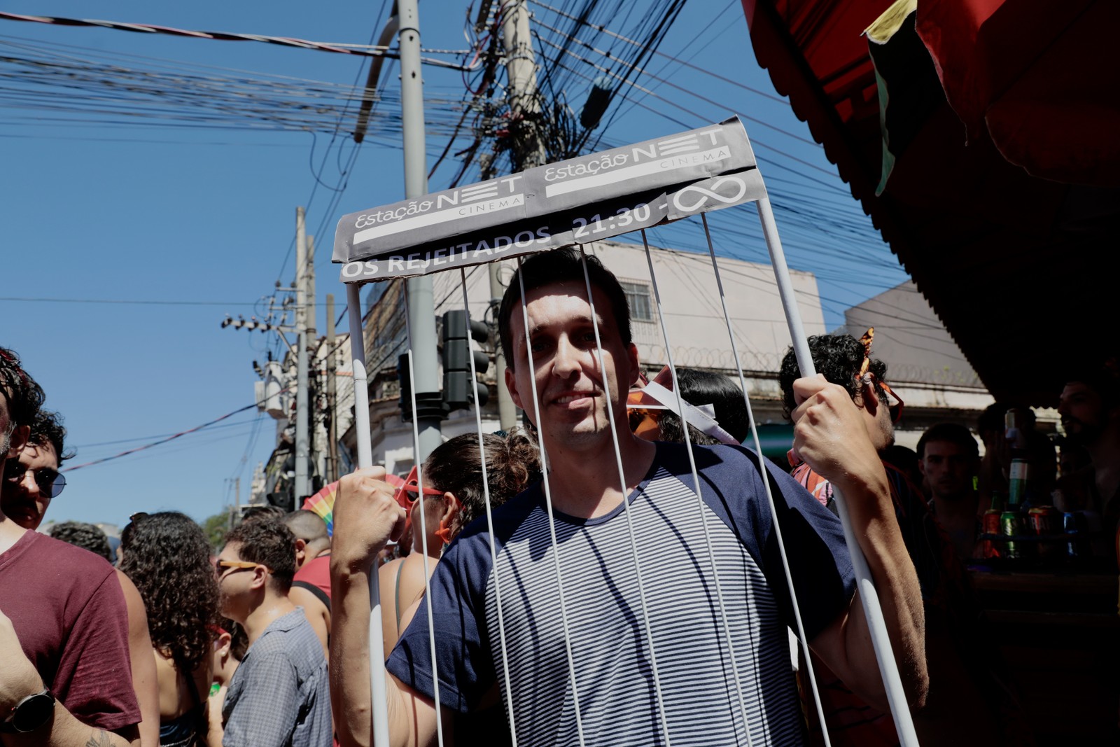 Folião brinca no Bloco Prata Preta com episódio em que amigos ficaram presos no Estação Net, em Botafogo — Foto: Lucíola Villela/Riotur