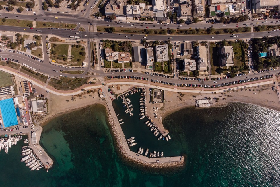 Vista aérea do litoral no subúrbio de Glyfada, perto de Atenas: governo vai dobrar limite de investimento para o programa de Golden Visa para € 500 mil em várias cidades — Foto: Nick Paleologos/Bloomberg