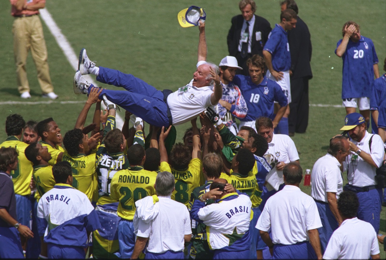 Final da Copa do Mundo de 94 - Brasil 0 X 0 Itália. Nos penaltis, BRASIL 3 X 2. Jogadores brasileiros comemoram a conquista da taça jogando Zagallo para o alto — Foto: Ivo Gonzalez / Agência O Globo