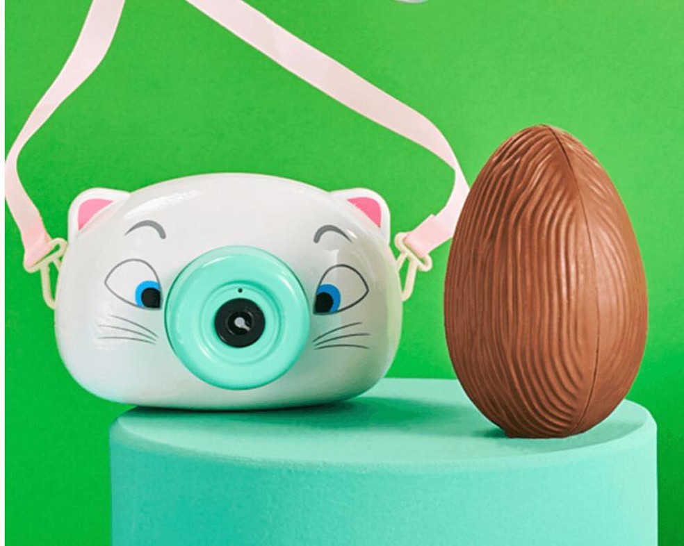 Além do chocolate, brinquedos divertidos atraem as crianças, como no ovo com máquina de bola de sabão da Kopenhagen — Foto: Reprodução