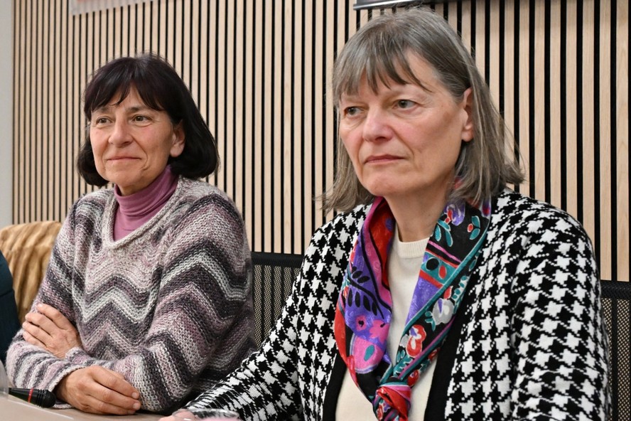 Gloria Branciani e Mirjam Kovac, duas ex-freiras, acusam de abuso sexual o esloveno Marko Rupnik, clérigo e artista de mosaicos de renome mundial, na sede da Ordem dos Jornalistas Italianos, em Roma
