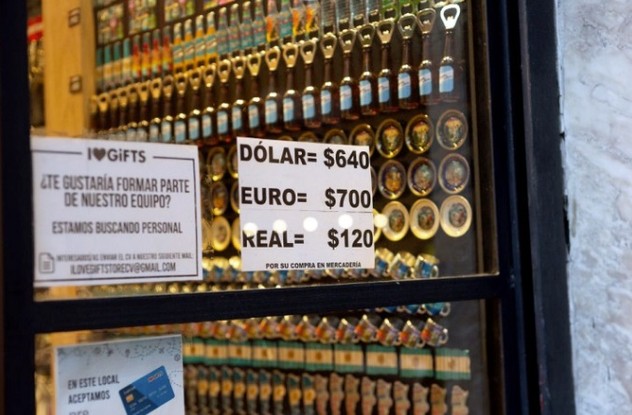 Para os argentinos, conseguir dólares virou uma tarefa árdua