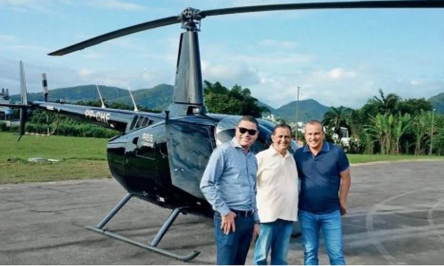 Eurípedes Júnior (à direita) posa com o helicóptero do PROS