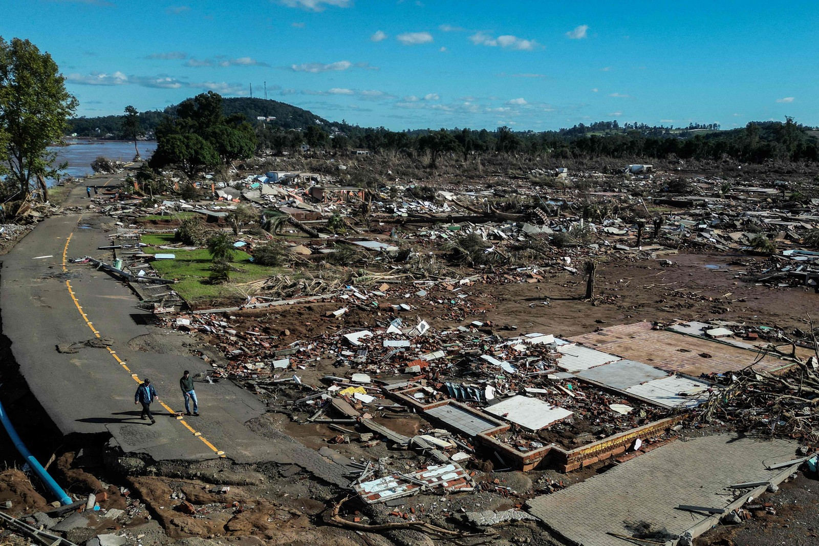 Vista aérea: Casas destruídas e destroços são vistos em Cruzeiro do Sul — Foto: Nelson Almeida / AFP