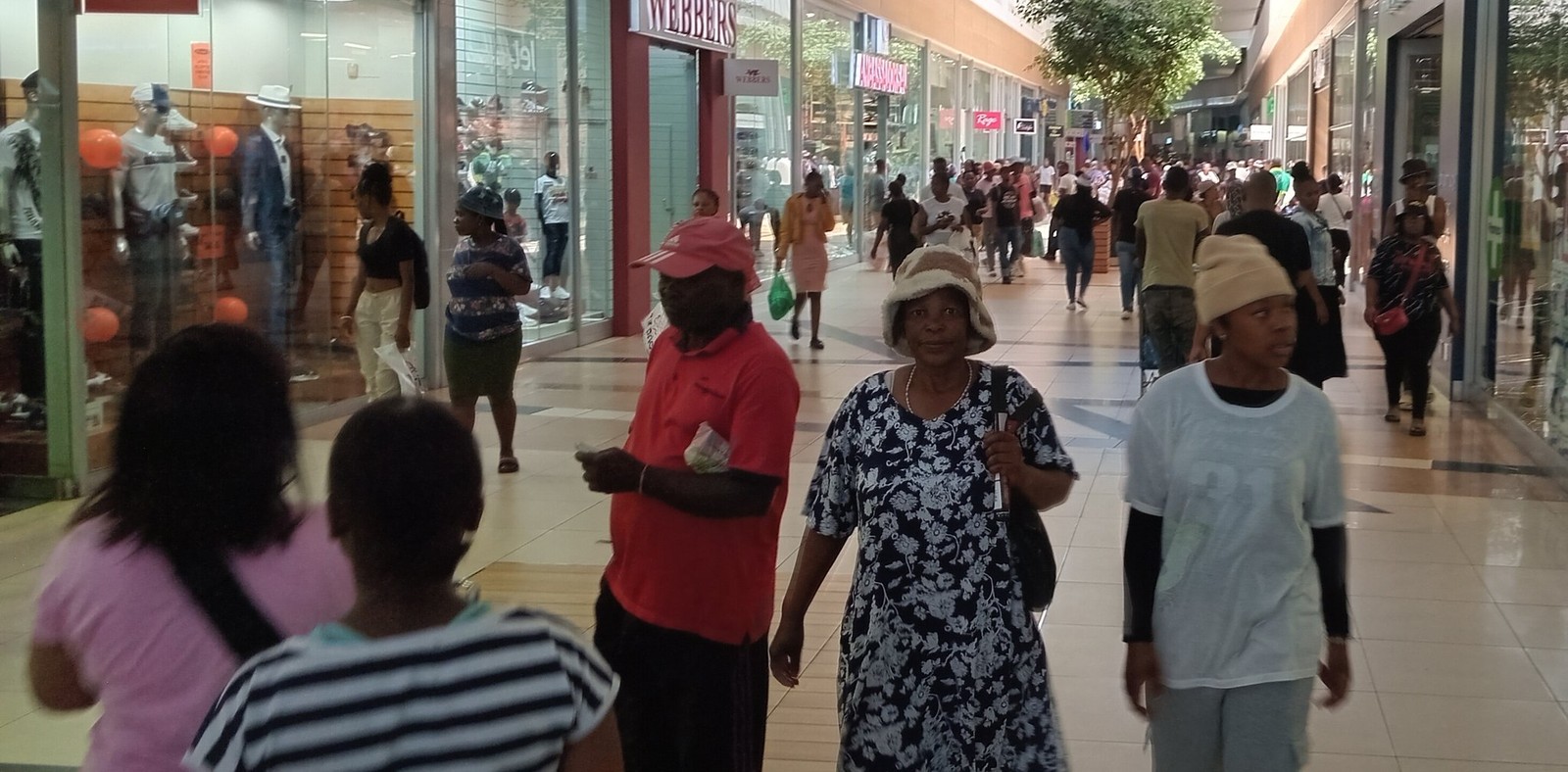 Shopping Maponya, em Soweto, África do Sul, tem filas na Black Friday — Foto: Reprodução/Twitter