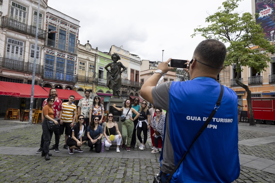 Guia com grupo de visitantes no Largo de São Francisco da Prainha, no Rio