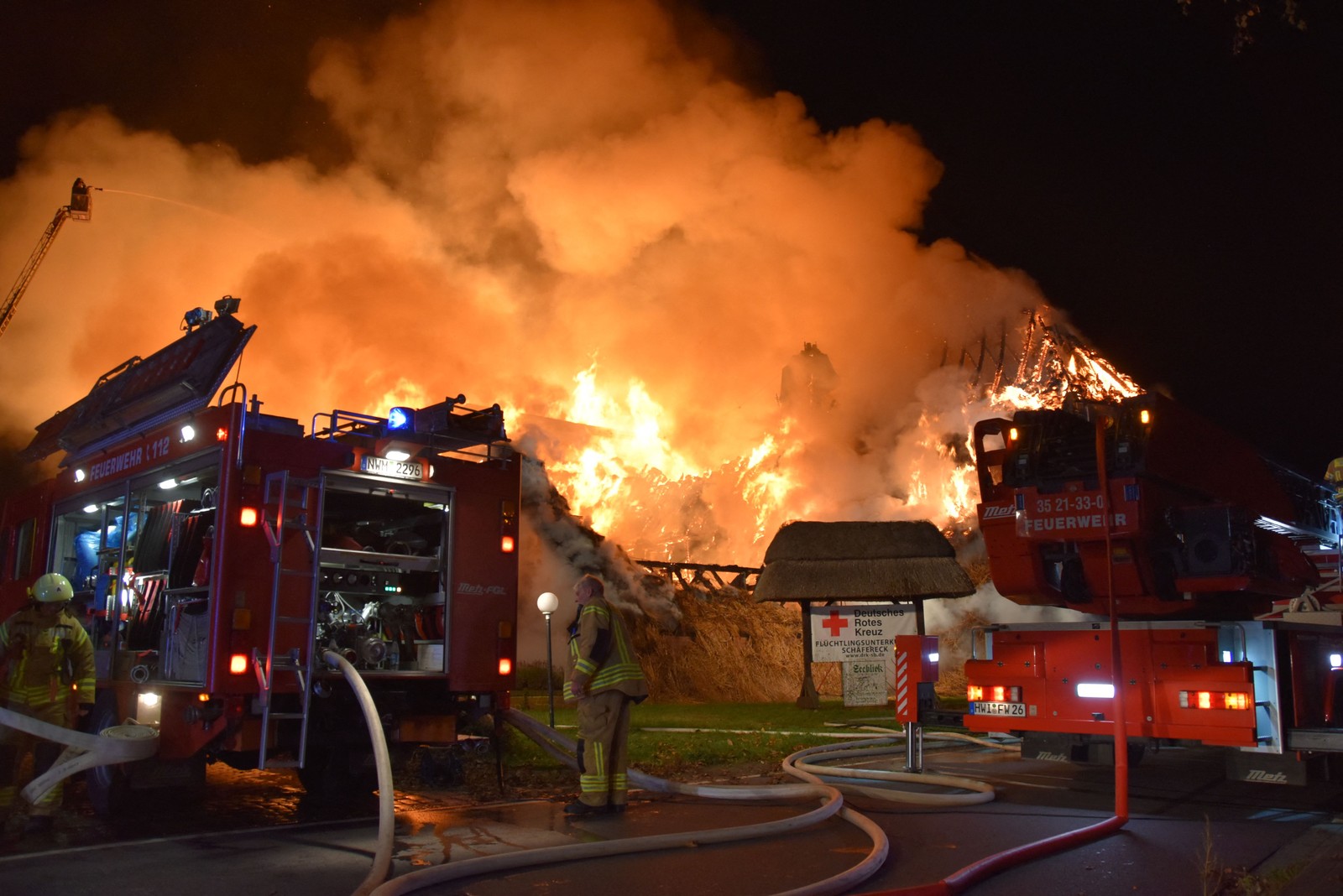 Bombeiros combatem incêndio em prédio que abrigava refugiados ucranianos em Gross Stroemkendorf, leste da Alemanha. Investiga-se motivação criminosa — Foto: NICOLE BUCHMANN / AFP