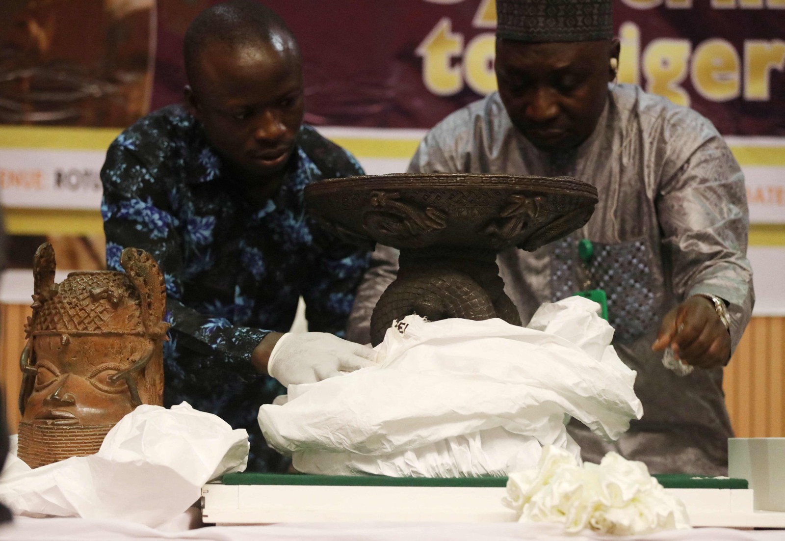 Artefatos saqueados do antigo Reino do Benin foram devolvidos a atual Nigéria pela Alemanha — Foto:  Kola Sulaimon / AFP