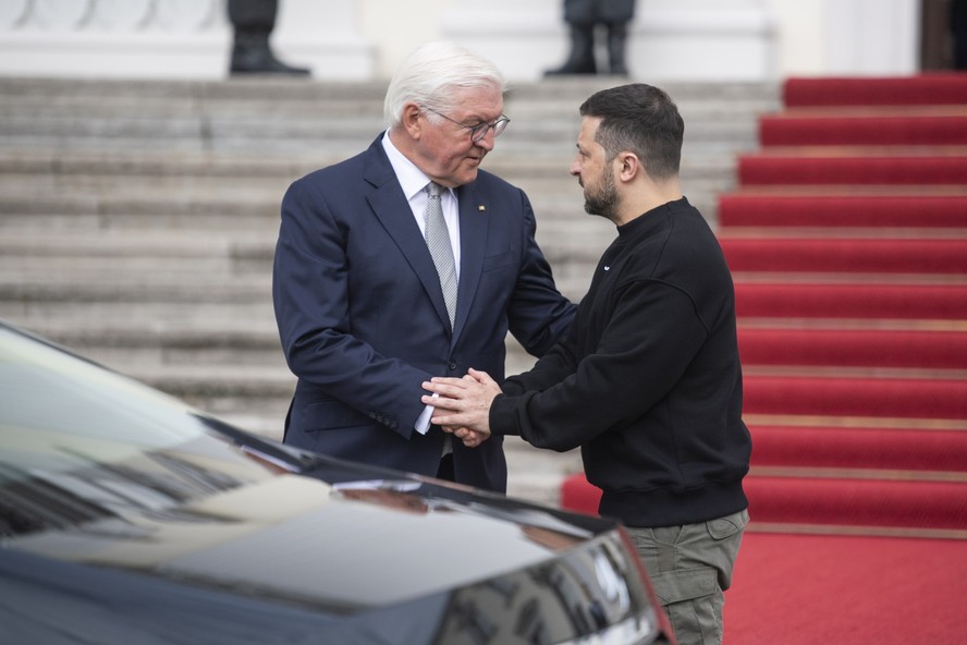 O presidente alemão Frank-Walter Steinmeier (esquerda) se despede do presidente da Ucrânia, Volodymyr Zelensky, após a visita do líder ucraniano, em 14 de maio de 2023, no palácio presidencial de Bellevue, em Berlim